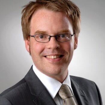 Ingo Süßmilch, CFO der OSMAB Holding, präsentiert sich in einem professionellen Umfeld. Sein Auftreten spiegelt die Offenheit des Unternehmens gegenüber innovativen Technologien und Diversifizierung in Finanzierungsaktivitäten wider.