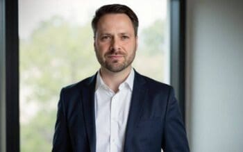 Tobias Ludwichowski, Senior Manager bei Accenture, steht im dunklen Anzug vor einem Fenster. Er verantwortete zuvor die CISO-Funktion eines Versicherungskonzerns und behandelt hier die Integration von DORA in Versicherungsabläufe.