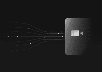 Eine moderne, schwarze Kreditkarte mit einem kontaktlosen Zahlungssymbol ist im Vordergrund abgebildet. Aus der Karte strömen mehrere Linien, die digitale Daten symbolisieren. Diese Darstellung unterstreicht die Innovationskraft von Qonto im FinTech-Sektor.