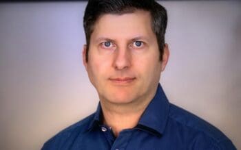 Uwe Specht, Principle Specialist Solution Consultant bei Pegasystems, blickt in die Kamera; seine frühere Tätigkeit bei Fujitsu prägt seine Perspektive auf BaFin-konforme KI-Pflichten.