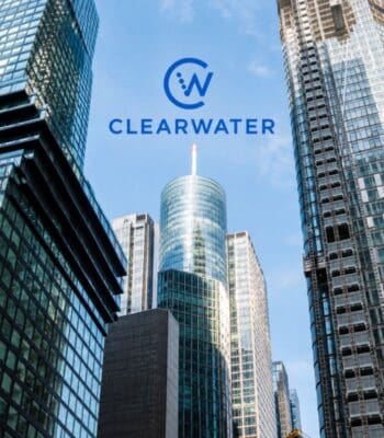 Das Clearwater-Logo steht über den Frankfurter Bürotürmen; Clearwater Analytics schafft 30 neue Stellen am Standort Frankfurt.