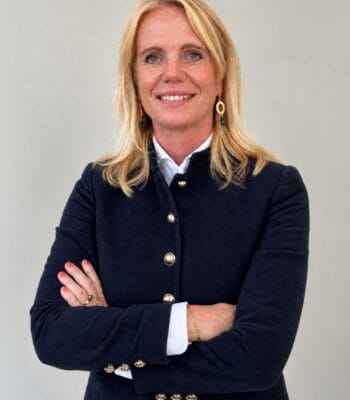Olga Elsenga, Chief Risk & Compliance Officer bei Qivalis, präsentiert sich mit verschränkten Armen und einem freundlichen Lächeln. Ihr professionelles Auftreten unterstreicht ihre Erfahrung und Kompetenz im Bereich Compliance.